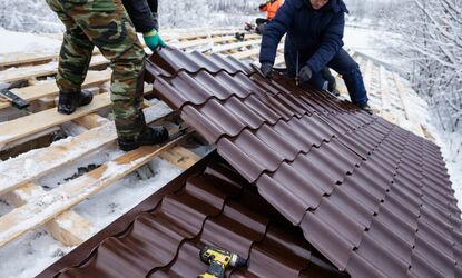 Металочерепица или профнастил: что выбрать для частного дома?